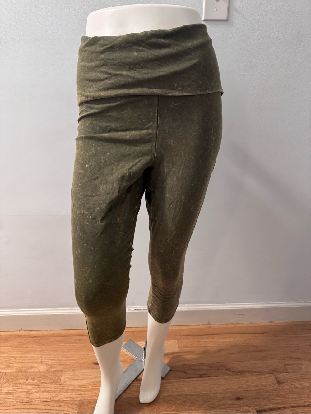 NWT torrid acid wash Olive Green Fold-Over Waist Capri Leggings